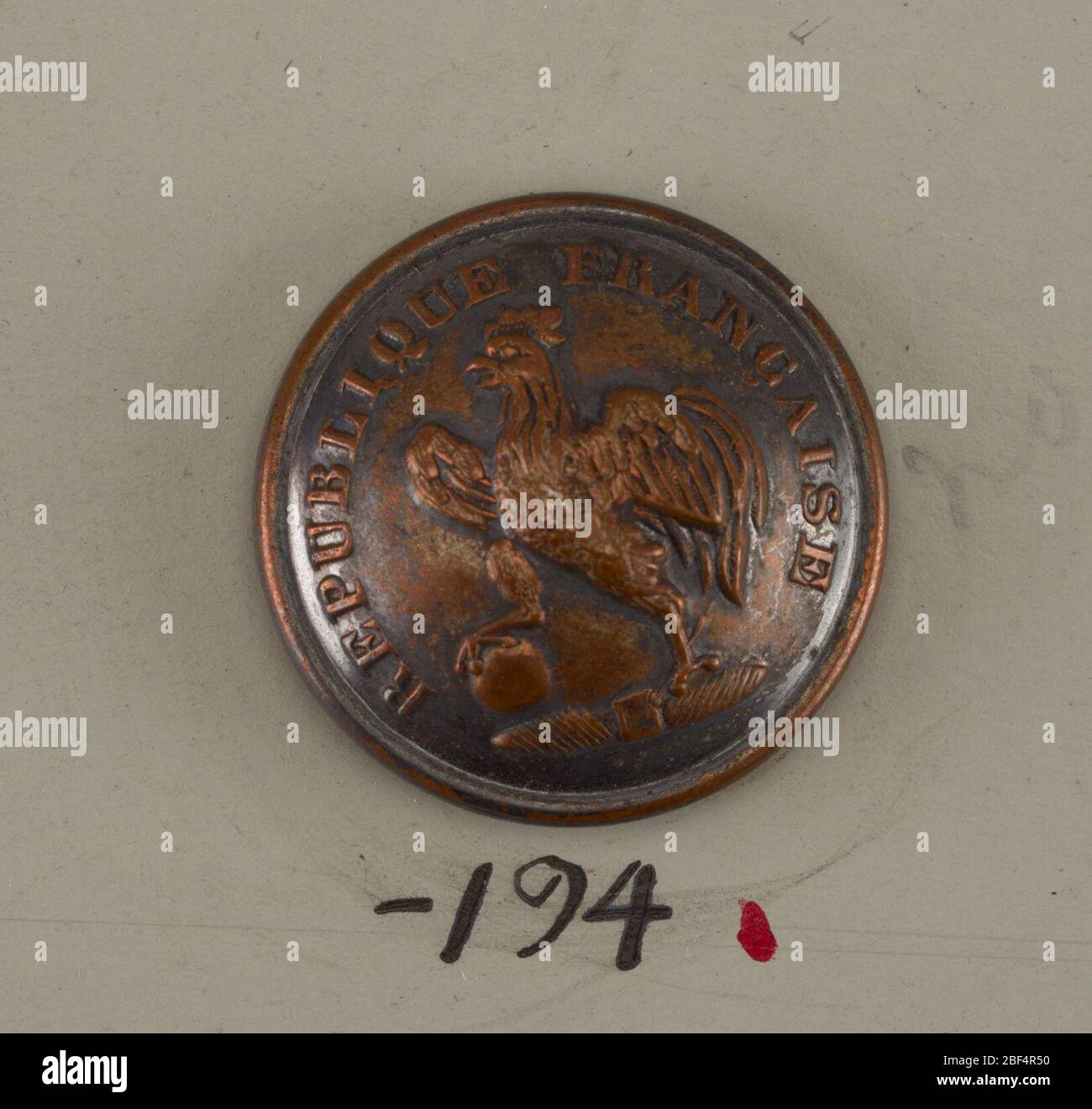 Pulsante. Bottone convesso ornato con 'Bainte Barbe' posto sopra una stella e all'interno di spruzzi di alloro incrociati. In retromarcia: Superfine, Parigi G R' Ottone schiena e gambo.su carta e Foto Stock