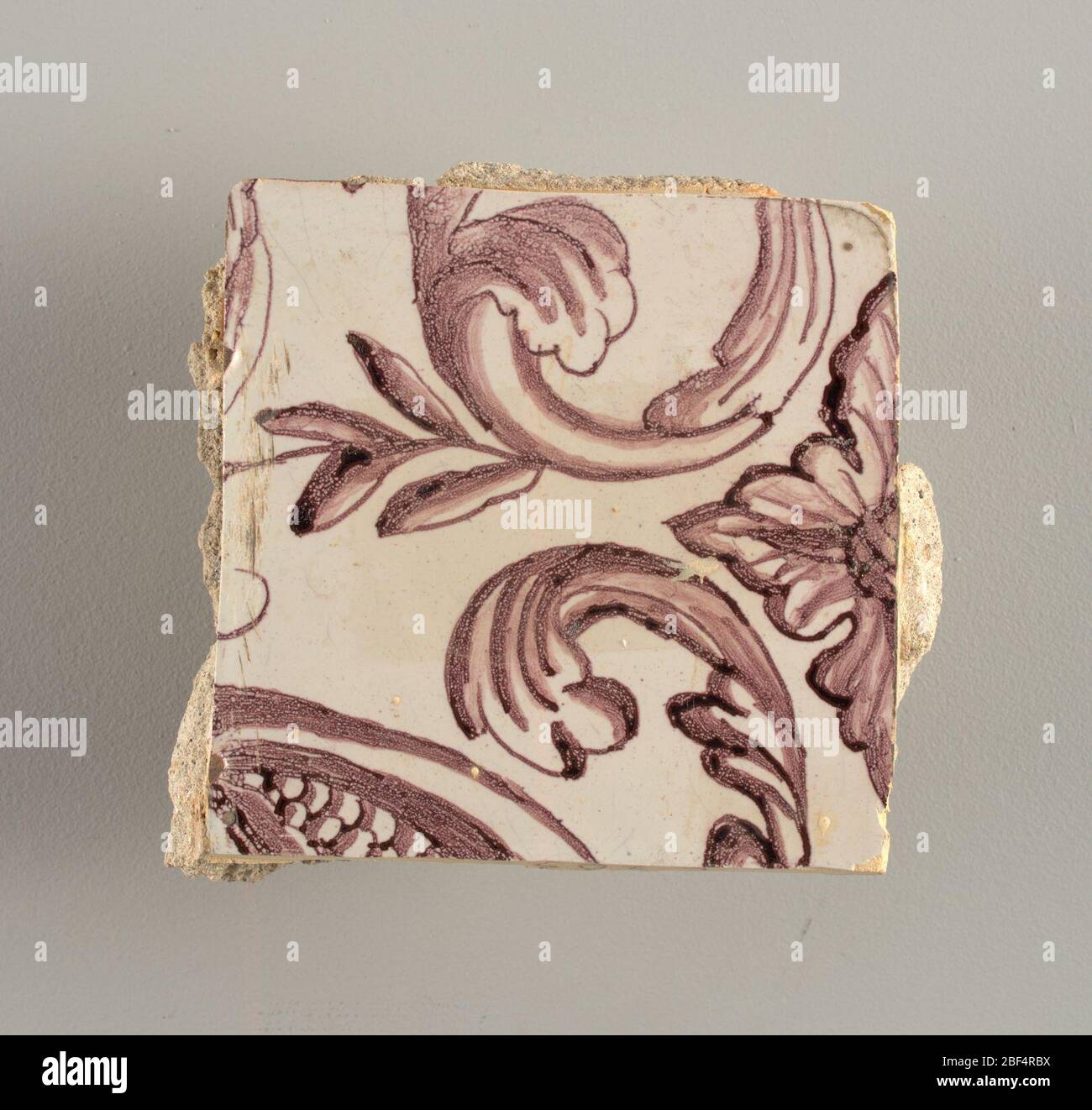 Parete di fronte. Rettangolo orizzontale. Trentasette piastrelle larghe e ventuno alte con apertura per porta o finestra diciannove e mezzo piastrelle alte e dodici larghe. A sinistra e a destra dell'apertura, sopra il tettuccio centrato. Sinistra, donna che rappresenta la speranza, destra, un urna scolpita. Foto Stock