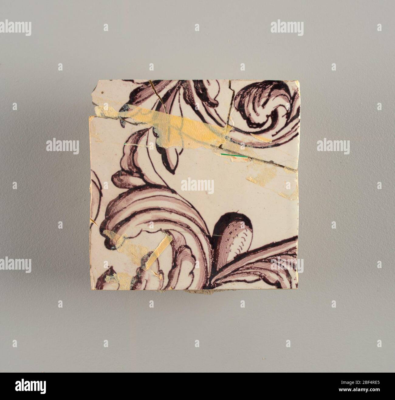 Parete di fronte. Rettangolo orizzontale. Trentasette piastrelle larghe e ventuno alte con apertura per porta o finestra diciannove e mezzo piastrelle alte e dodici larghe. A sinistra e a destra dell'apertura, sopra il tettuccio centrato. Sinistra, donna che rappresenta la speranza, destra, un urna scolpita. Foto Stock