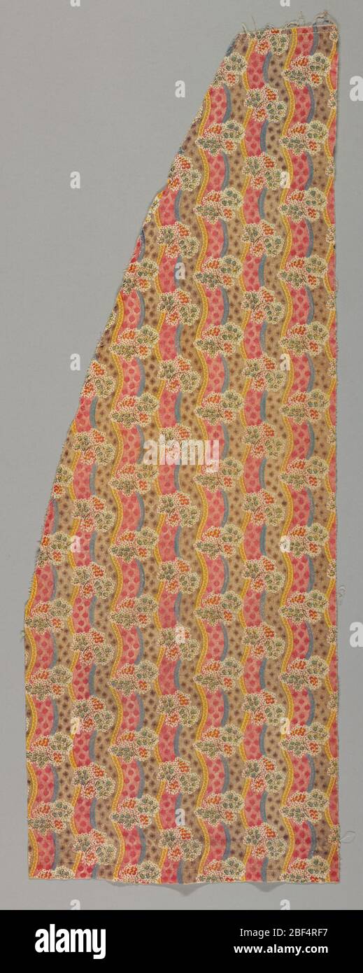 Tessile. Frammento sagomato, probabilmente di un abito, con una striscia ondulata di rosa e marrone chiaro, bordato con strisce gialle e blu. Piccola striscia di interruzione di fiori cluster. Foto Stock