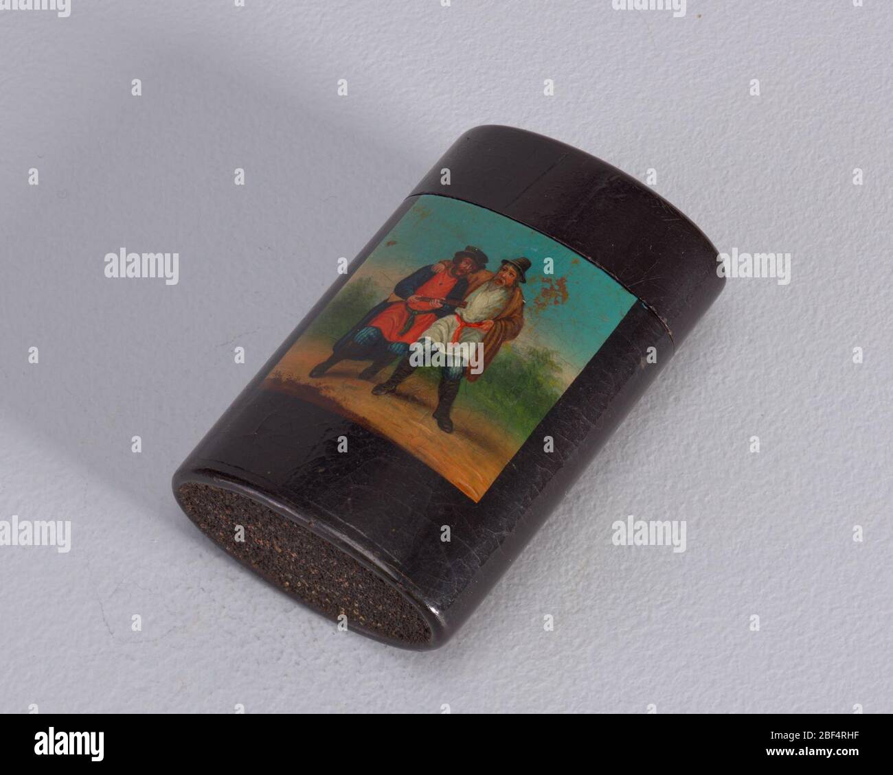 Due contadini maschi che si incuneano. Lati verticali oblungi e curvi, con riserva centale quadrata con scena dipinta di due maschi barbuti in abito contadino russo cantare. Foto Stock