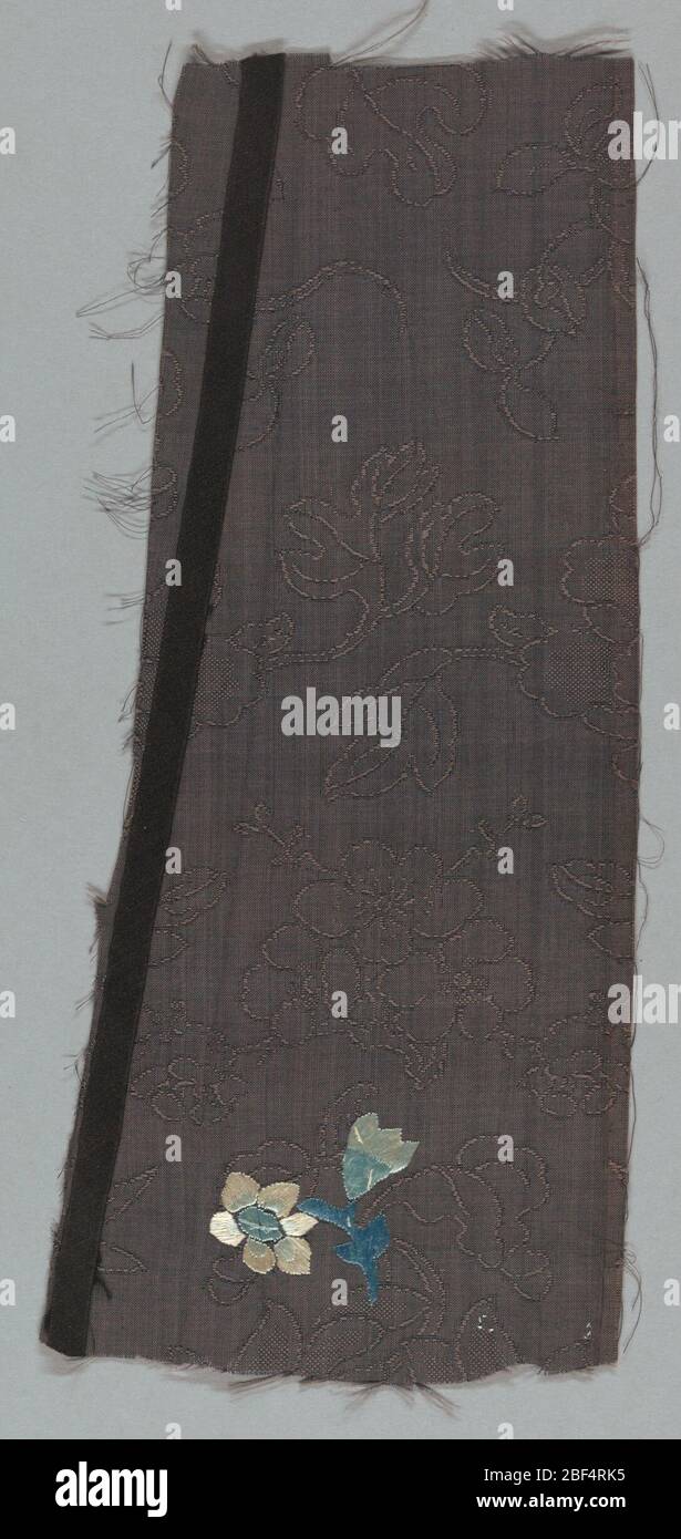 Tessile. Frammento di garza di seta ricamata con fiori e boccioli in scala piccola in blu e bianco su un terreno blu scuro che è autodidattato con un disegno di fiori di ciliegio. Probabilmente un frammento di un accappatoio estivo. Foto Stock