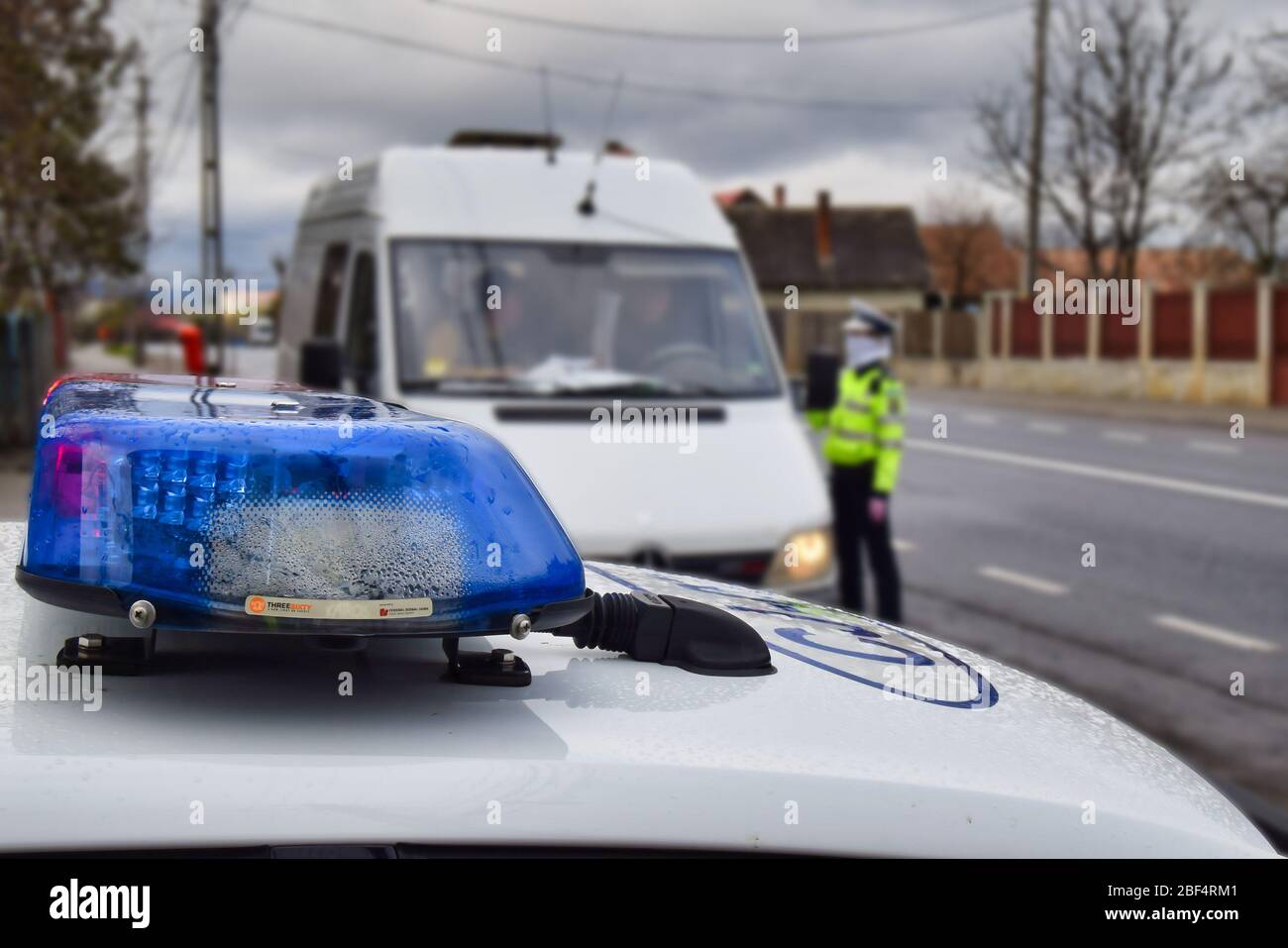 Cluj-Napoca,Cluj/Romania-03.26.2020-Police luci auto accese, blu e rosso. Luci montate sulla macchina della polizia rumena, Dacia Logan Foto Stock