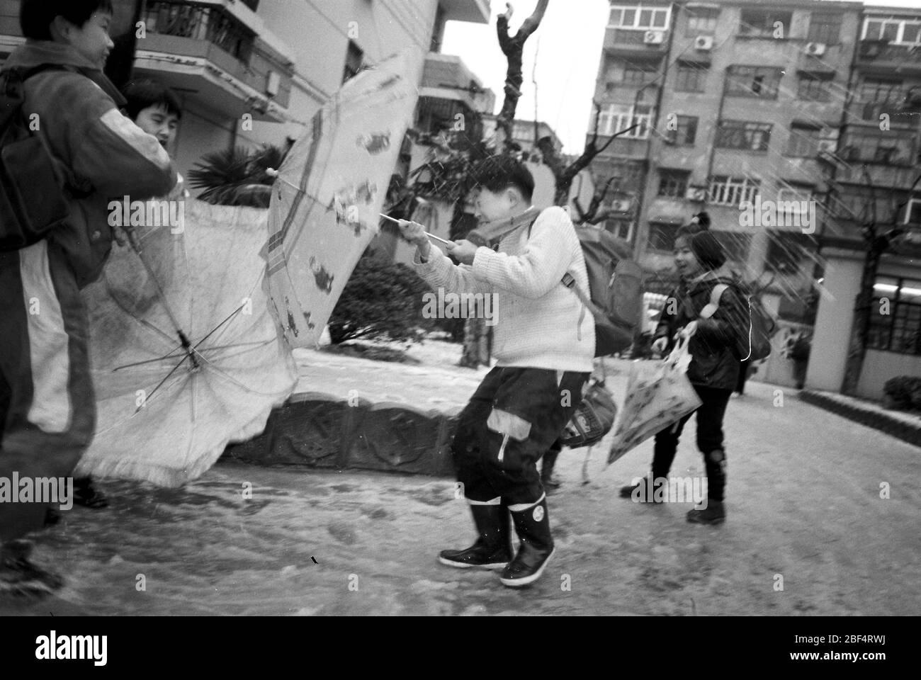 Nel 1990 i bambini della comunità stavano lottando nel giorno della scuola tempesta Yichuan secondo villaggio Putuo District Shanghai Foto Stock