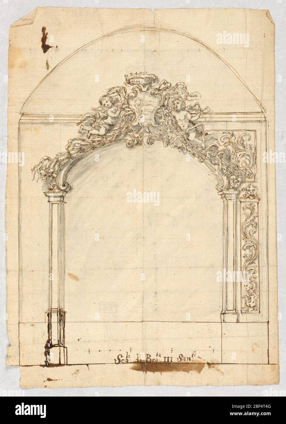 Overdoor scultoreo. Arco con sovrastato finemente intagliato composto da putti, e stemma coronato. Foto Stock