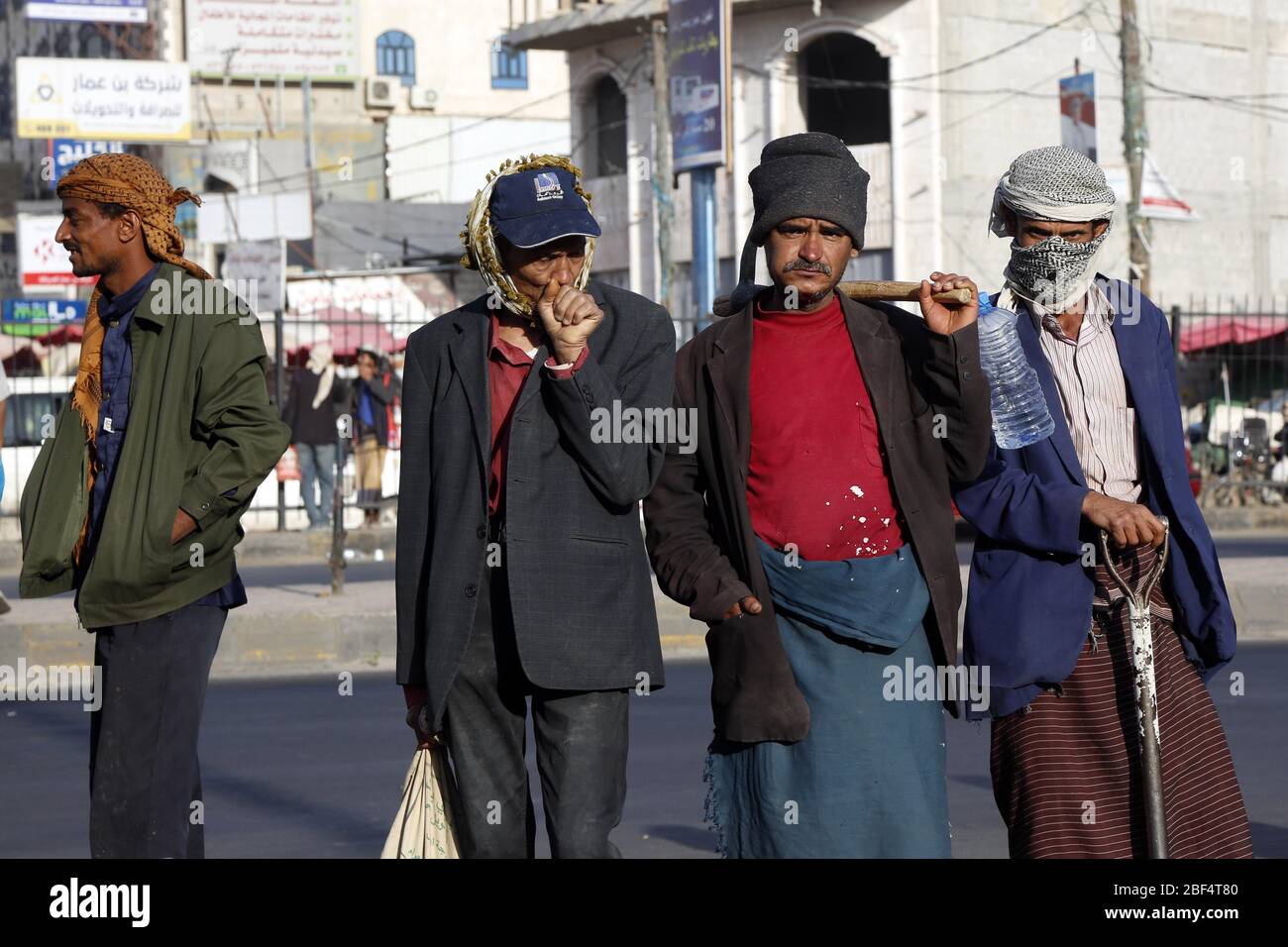 Pechino, Yemen. 13 Aprile 2020. I lavoratori yemeniti che lavorano sui salari giornalieri aspettano di essere assunti in una strada a Sanaa, Yemen, 13 aprile 2020. Credit: Mohammed Mohammed/Xinhua/Alamy Live News Foto Stock