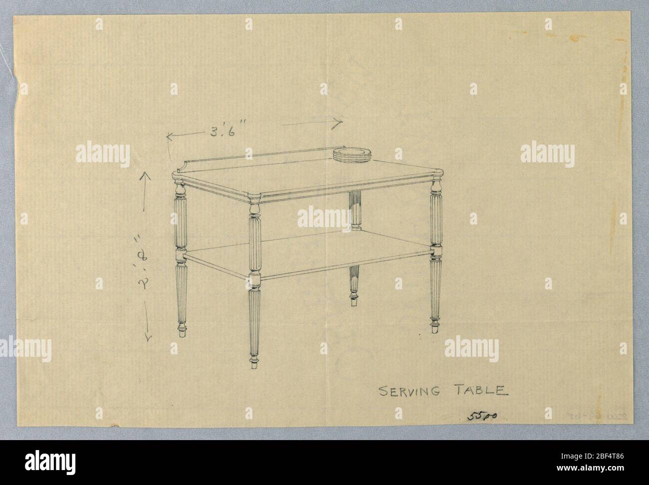 Disegno per servire tavolo su gambe stopFluted. Parte superiore sagomata rettangolare sollevata su 4 gambe diritte, scanalate, tornite; parte inferiore del ripiano fissata a metà del livello del pavimento; basso spruzzi; pila di piastre mostrata nell'angolo superiore destro della parte superiore. Foto Stock