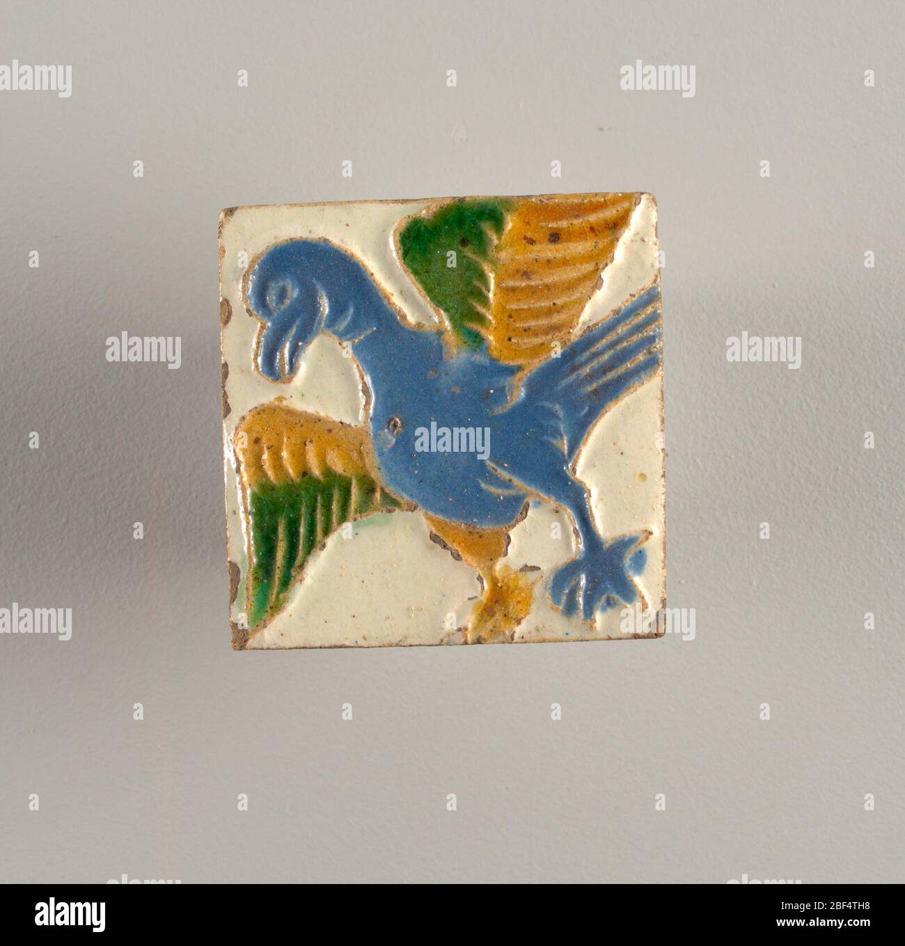 Affiancamento. Incisa con figura di un'aquila, posta diagonalmente; creste rialzate che racchiudono aree di colorazione blu, verde e giallo, contro un campo bianco. Foto Stock