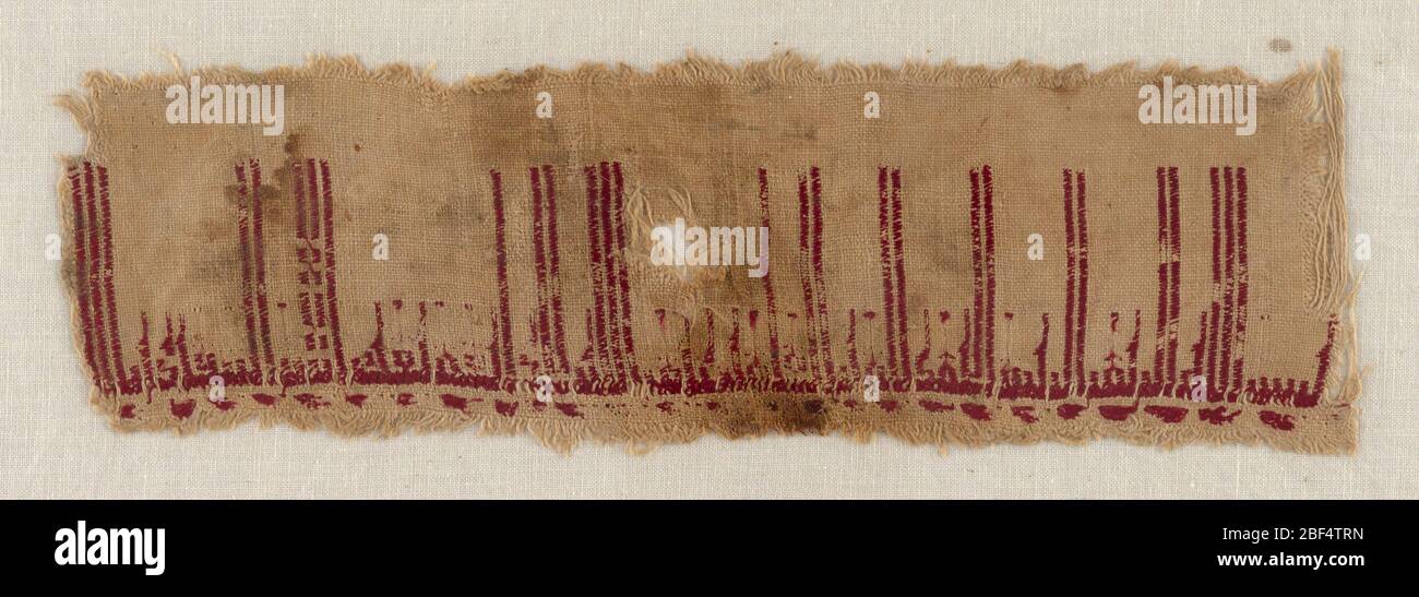 Frammento di un indumento con iscrizione ricamata. Lino naturale con iscrizione araba ricamata in seta rossa. Traduzione: 'Nel nome di Dio, il misericordioso, il compassionevole. Lode a Dio, Signore dei Mondi. Foto Stock