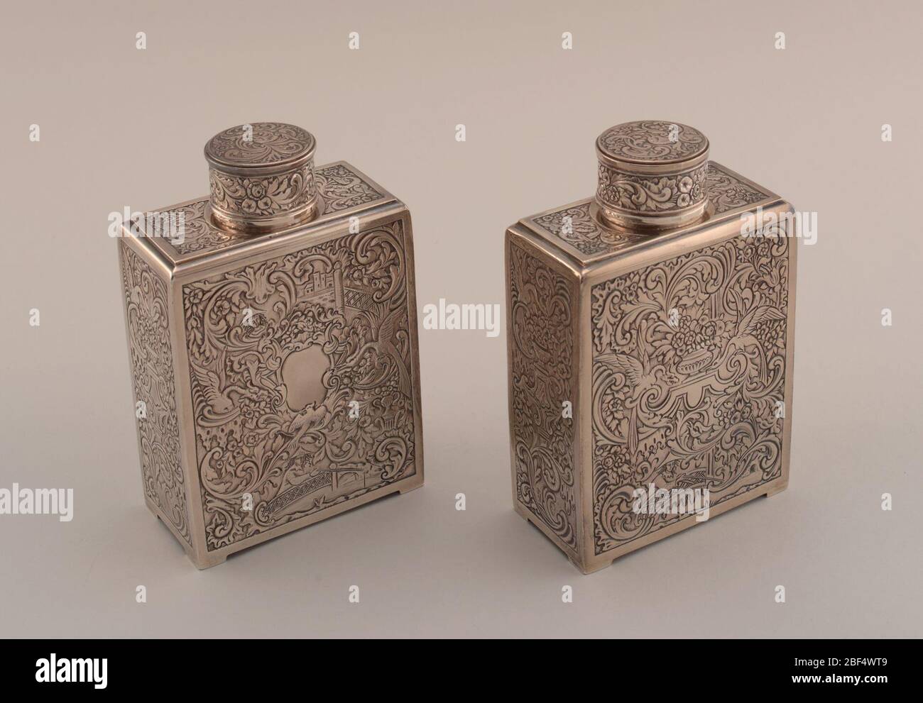 Coppia di cattivi da tè. Due marchi, incisi su A: AD 1716 01; su B: AD 1716 11 4 Foto Stock