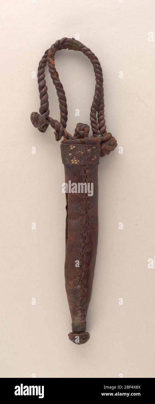 Caso. Guaina in pelle rastremata, con impresso sul davanti; fascia in pelle serpente sulla parte superiore. Pomello in pelle arrotolata all'estremità appuntita; avvolto all'estremità superiore con filo di rame. Cinturino in pelle intrecciata con fascette in rame fissate dalla linguetta annodata alla bocca. Foto Stock
