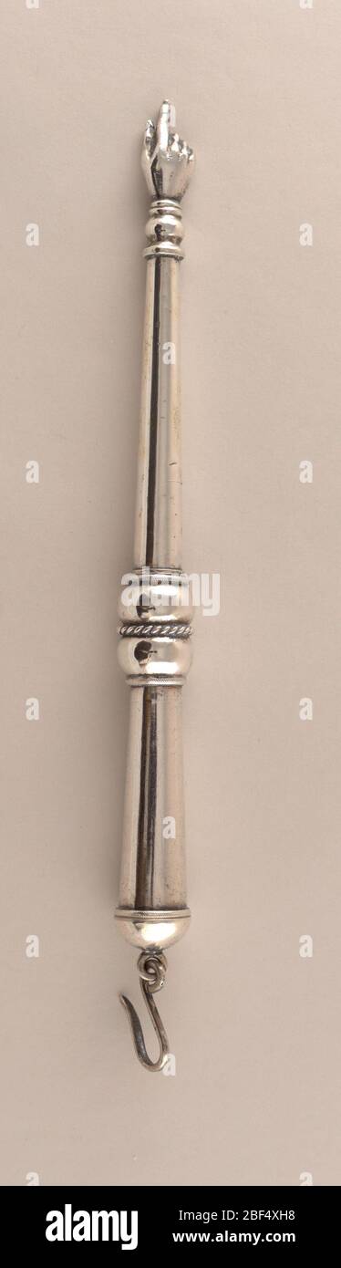 Yad. Albero tubolare rastremato con doppio torus e una pesante e due modanature per cavi fini. Mano con dito indice di puntamento su un'estremità, squillato e gancio sull'altra. Foto Stock