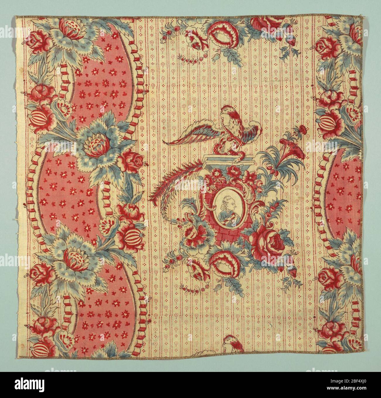 Tessile. Blocco di cotone color crema stampato in blu, rosso e marrone scuro per i contorni. Medaglione che incornicia un uomo in una parrucca cravatta. Sopra il medaglione è arroccata un'aquila con un serpente nel suo becco. Foto Stock