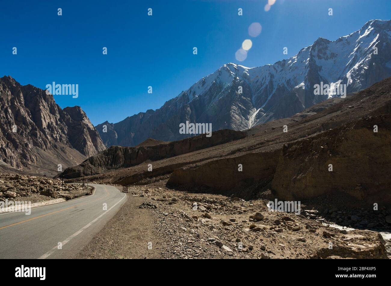 Il Ghez Canyon sulla Karakoram Highway dalla Cina al Pakistan. Provincia di Xinjiang, Cina Foto Stock