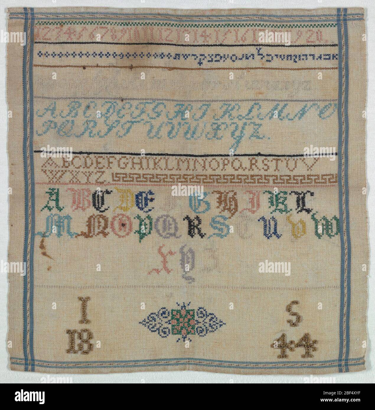 Campionatore. Alfabeti, incluso uno in ebraico. Foto Stock