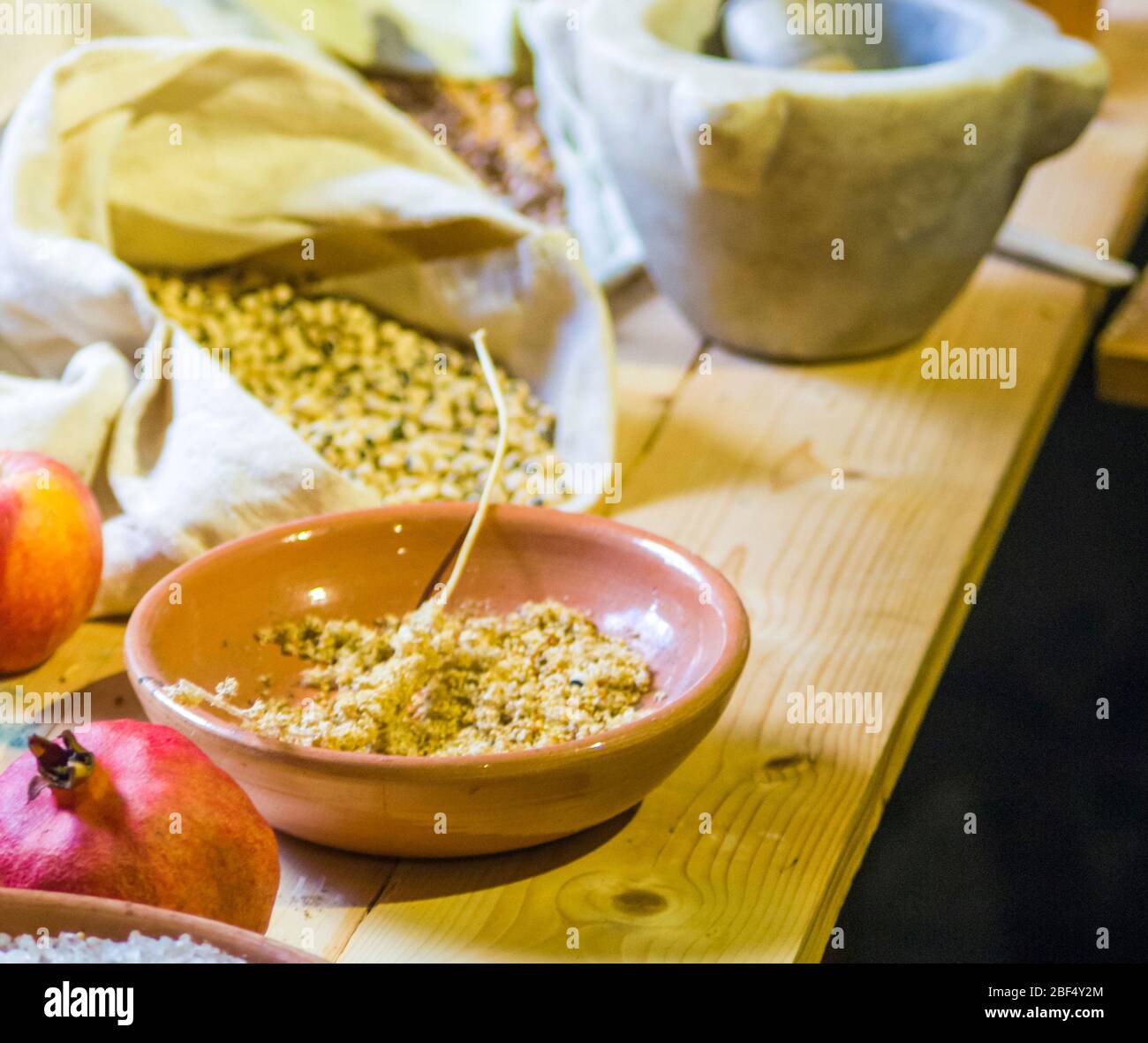 cucina tradizionale contadina e medicina medievale, ingredienti, prodotti agricoli e di caccia, miglio, lenticchie, riso, nocciole, ortografato, zenzero, Foto Stock