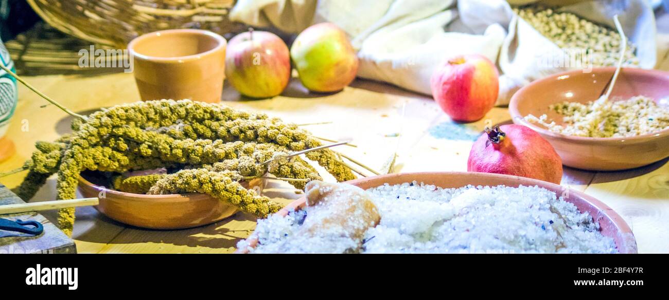 cucina tradizionale contadina e medicina medievale, ingredienti, prodotti agricoli e di caccia, miglio, lenticchie, riso, nocciole, ortografato, zenzero, Foto Stock