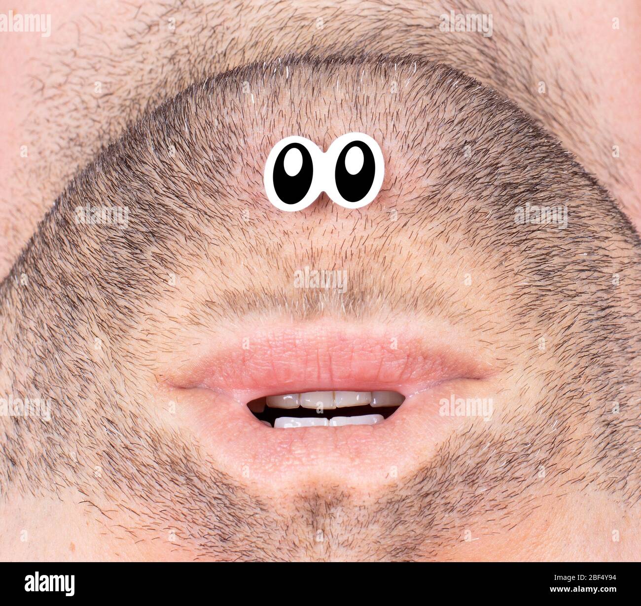 Immagine divertente di una bocca e occhi falsi - carattere strano - primo piano Foto Stock