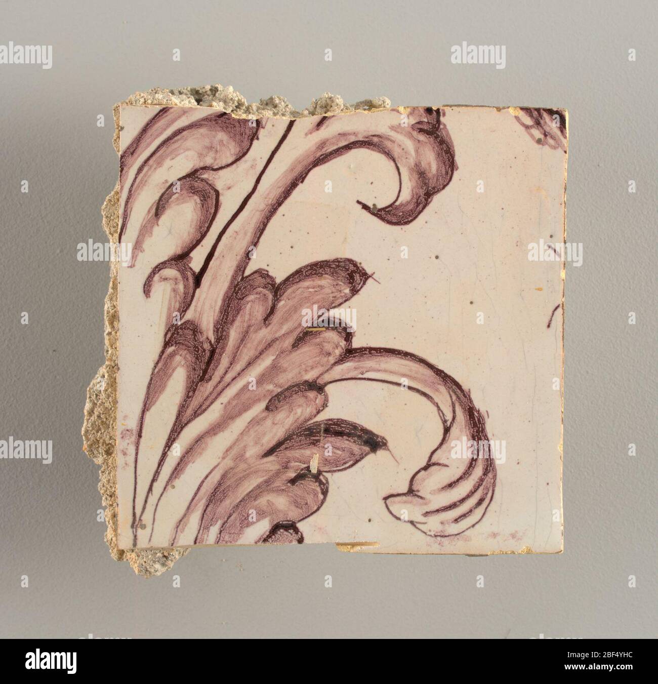 Parete di fronte. Rettangolo orizzontale. Trentasette piastrelle larghe e ventuno alte con apertura per porta o finestra diciannove e mezzo piastrelle alte e dodici larghe. A sinistra e a destra dell'apertura, sopra il tettuccio centrato. Sinistra, donna che rappresenta la speranza, destra, un urna scolpita. Foto Stock