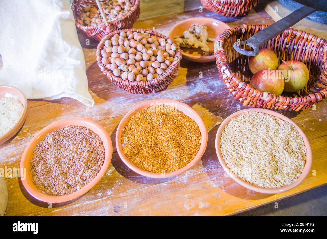 cucina tradizionale contadina e medicina medievale, ingredienti, prodotti agricoli e di caccia, miglio, lenticchie, riso, nocciole, ortografato, zenzero, Foto Stock