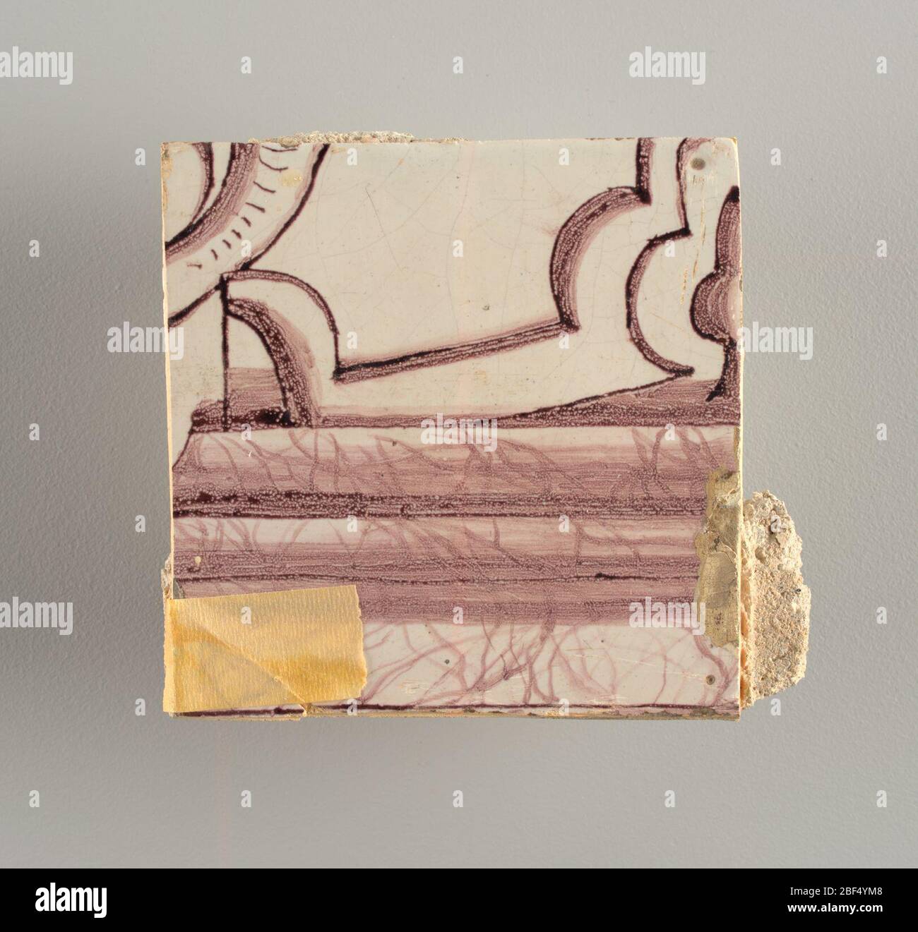 Parete di fronte. Rettangolo orizzontale. Trentasette piastrelle larghe e ventuno alte con apertura per porta o finestra diciannove e mezzo piastrelle alte e dodici larghe. A sinistra e a destra dell'apertura, sopra il tettuccio centrato. Sinistra, donna che rappresenta la speranza, destra, un urna scolpita. Foto Stock