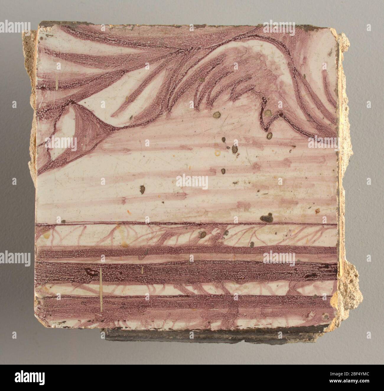 Parete di fronte. Rettangolo orizzontale. Trentasette piastrelle larghe e ventuno alte con apertura per porta o finestra diciannove e mezzo piastrelle alte e dodici larghe. A sinistra e a destra dell'apertura, sopra il tettuccio centrato. Sinistra, donna che rappresenta la speranza, destra, un urna scolpita. Foto Stock