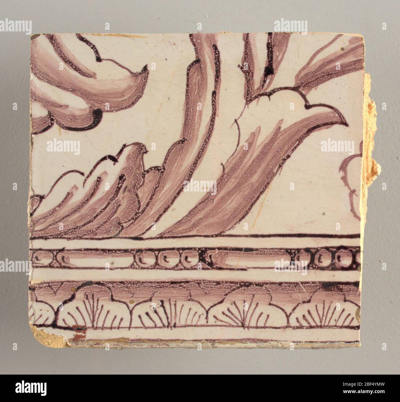 Parete di fronte. Rettangolo orizzontale. Trentasette piastrelle larghe e ventuno alte con apertura per porta o finestra diciannove e mezzo piastrelle alte e dodici larghe. A sinistra e a destra dell'apertura, sopra il tettuccio centrato. Sinistra, donna che rappresenta la speranza, destra, un urna scolpita. Foto Stock