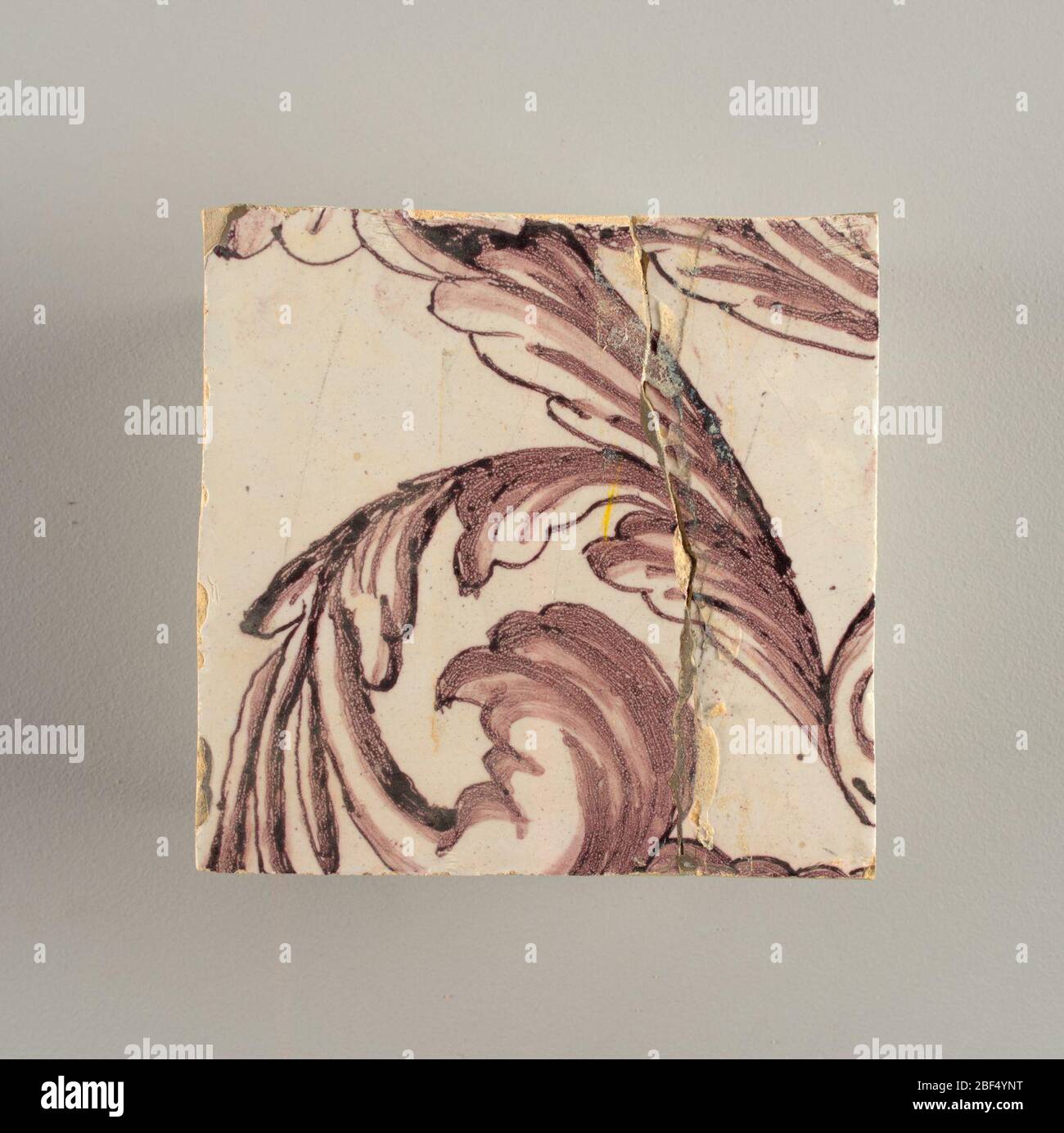 Parete di fronte. Rettangolo orizzontale. Trentasette piastrelle larghe e ventuno alte con apertura per porta o finestra diciannove e mezzo piastrelle alte e dodici larghe. A sinistra e a destra dell'apertura, sopra il tettuccio centrato. Sinistra, donna che rappresenta la speranza, destra, un urna scolpita. Foto Stock