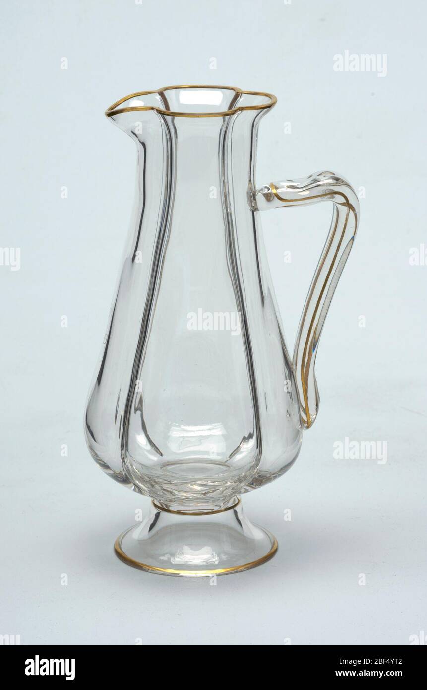 N. 126. Brocca di cristallo con forma sottile, verniciata a mano con bordi dorati. Foto Stock