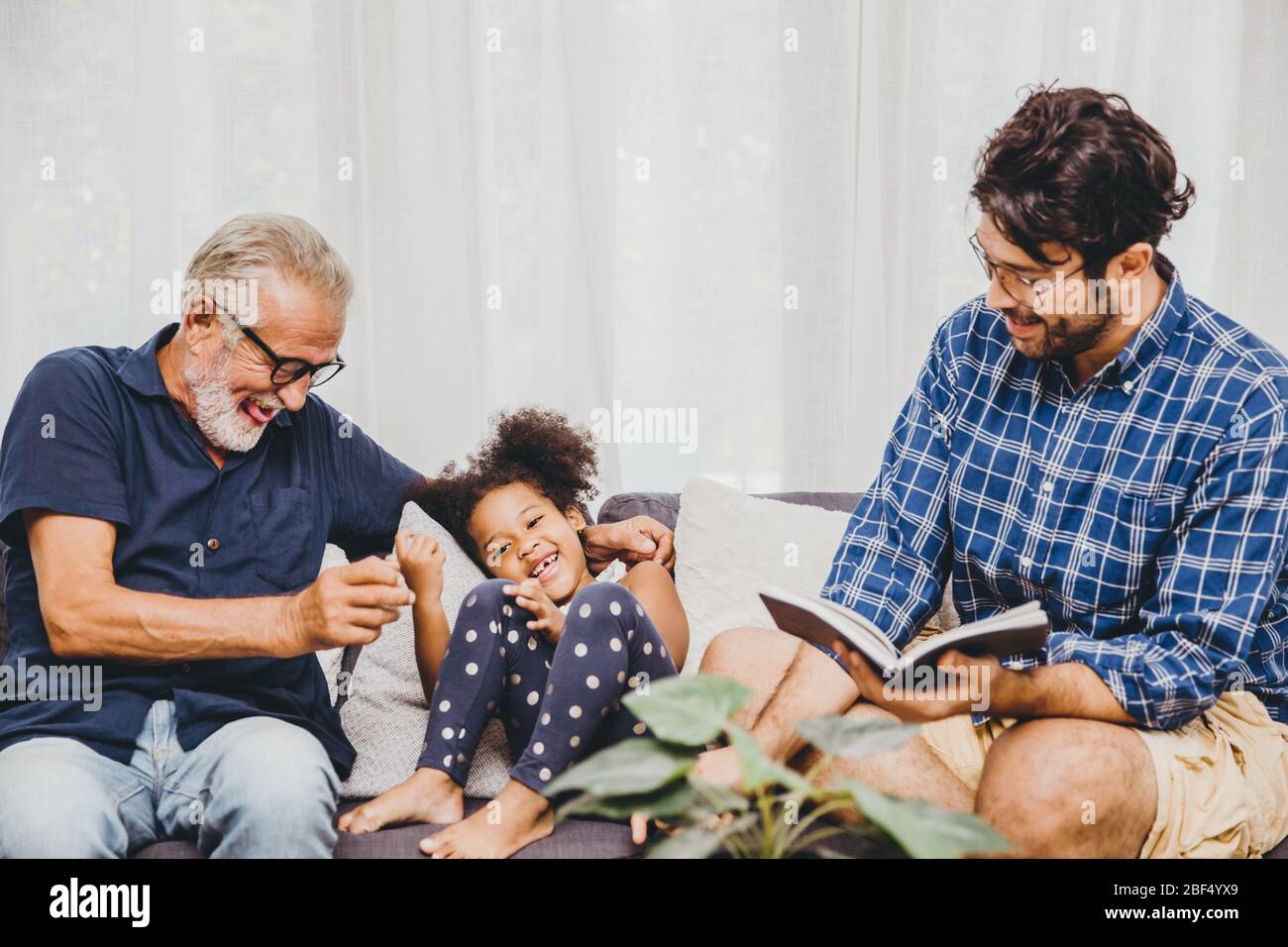 Felice momento di famiglia anziano con bambino bambina e figlio a casa soggiorno momento di felicità. Foto Stock
