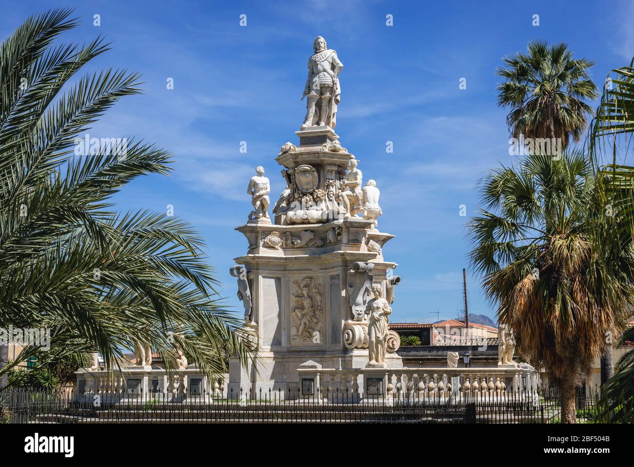 Teatro marmoreo monumento eretto nel 1662 di fronte a Palazzo Reale noto anche come Palazzo dei Normanni a Palermo, la capitale della regione Sicilia, Italia Foto Stock
