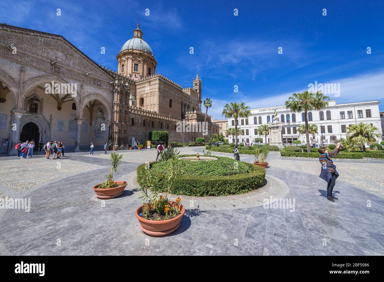 Cattedrale di Palermo e Scuola superiore Vittorio Emanuele II a Palermo, capitale della regione autonoma della Sicilia nel Sud Italia Foto Stock