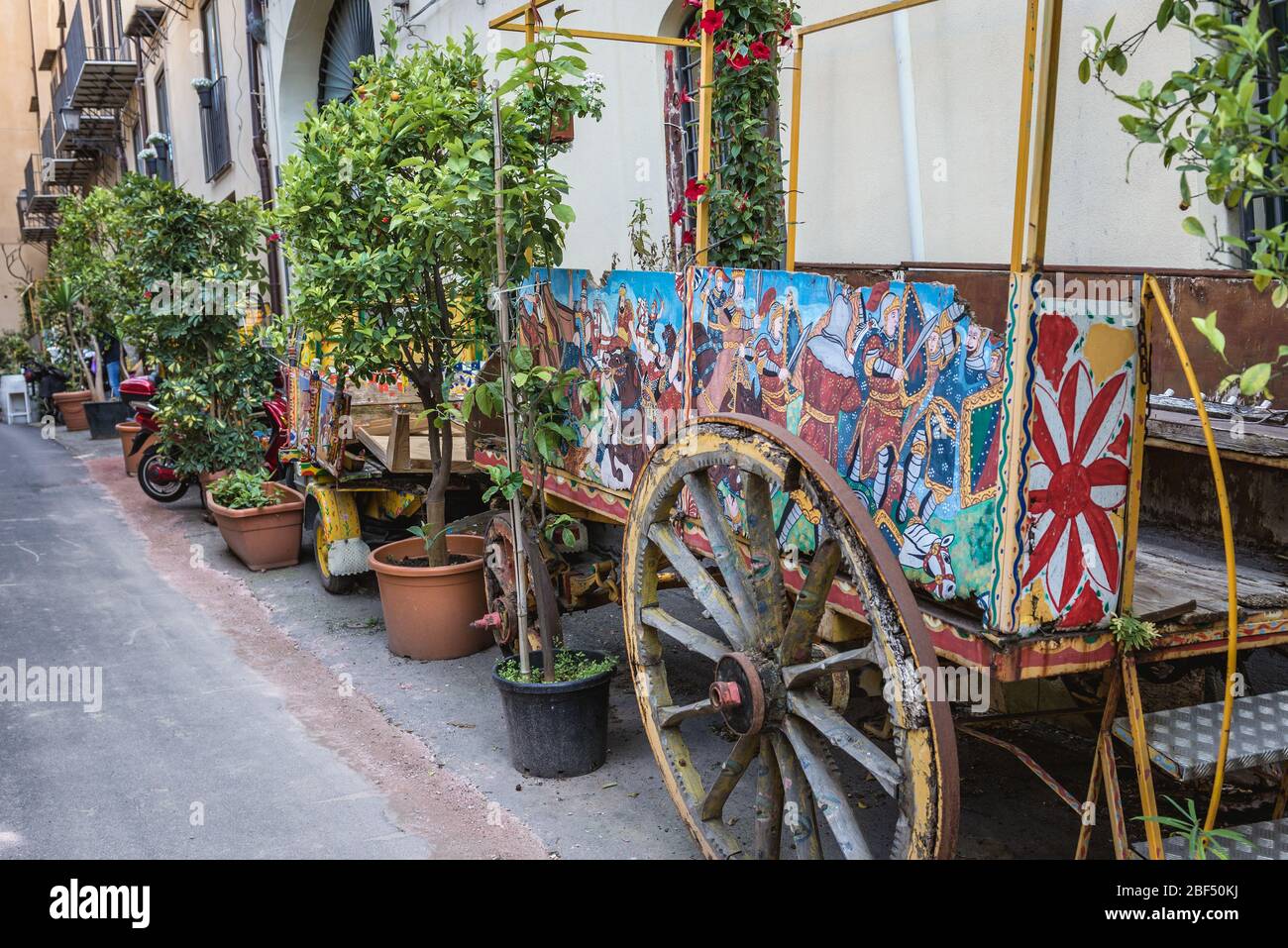 Carrello in legno dipinto tradizionalmente su una strada a Palermo, capitale della regione autonoma della Sicilia nel Sud Italia Foto Stock