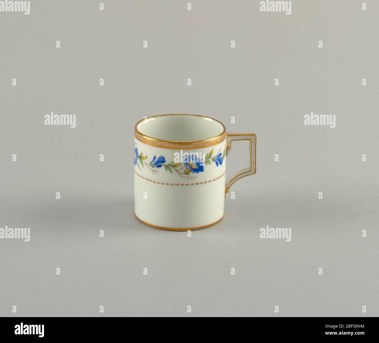 Coppa con bordo floreale. Una tazza in porcellana con motivo floreale in doratura. Maniglia angolare. Foto Stock