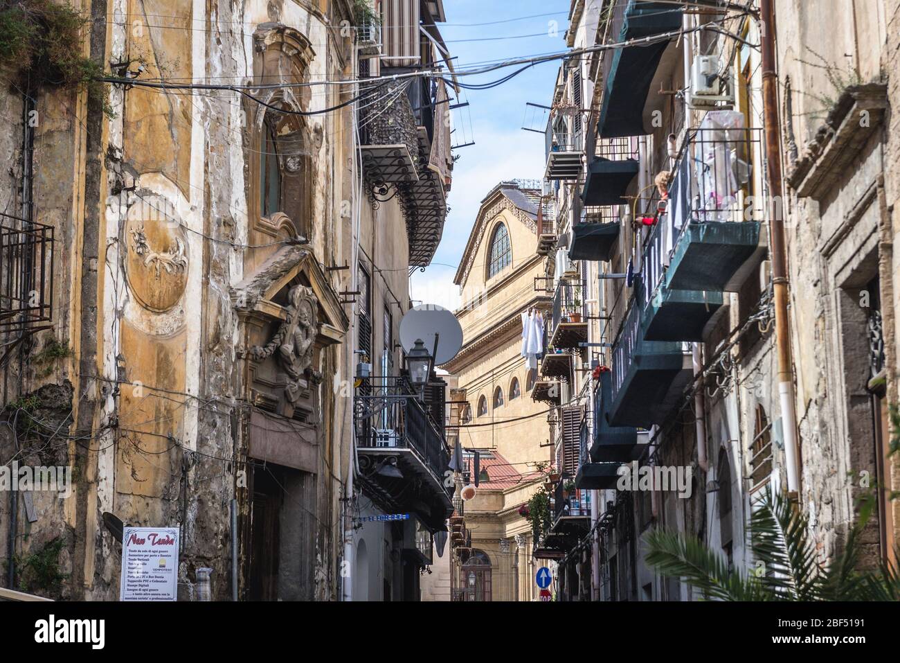 Via Francesco Raimondo con Chiesa dei diecimila Martiri e Palazzo Teatro massimo a Palermo, capitale della regione autonoma della Sicilia in Italia Foto Stock