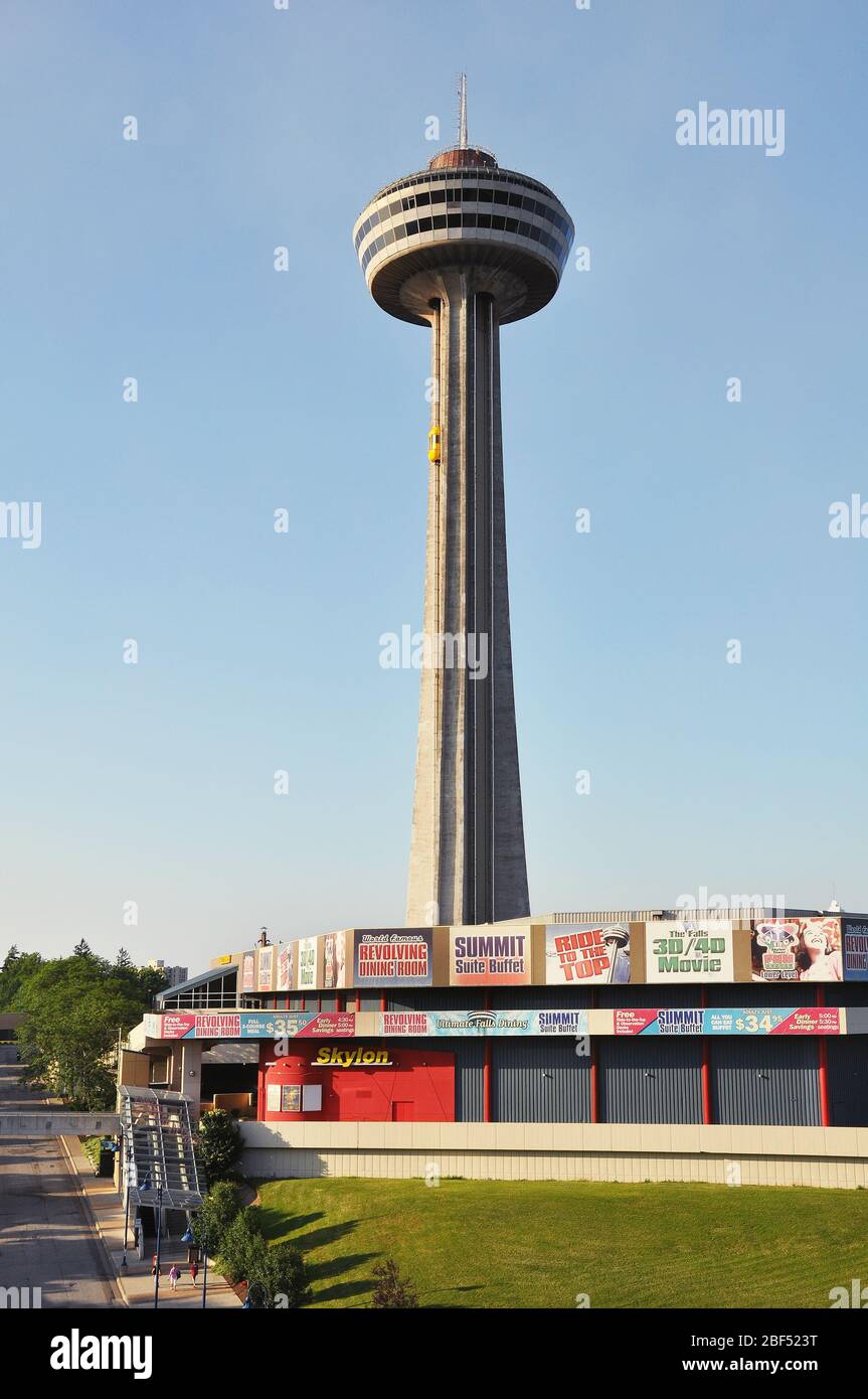 Cascate del Niagara, Canada - 30 giugno 2011: Vista al tramonto della Skylon Tower - torre per ammirare le cascate del Niagara. Foto Stock