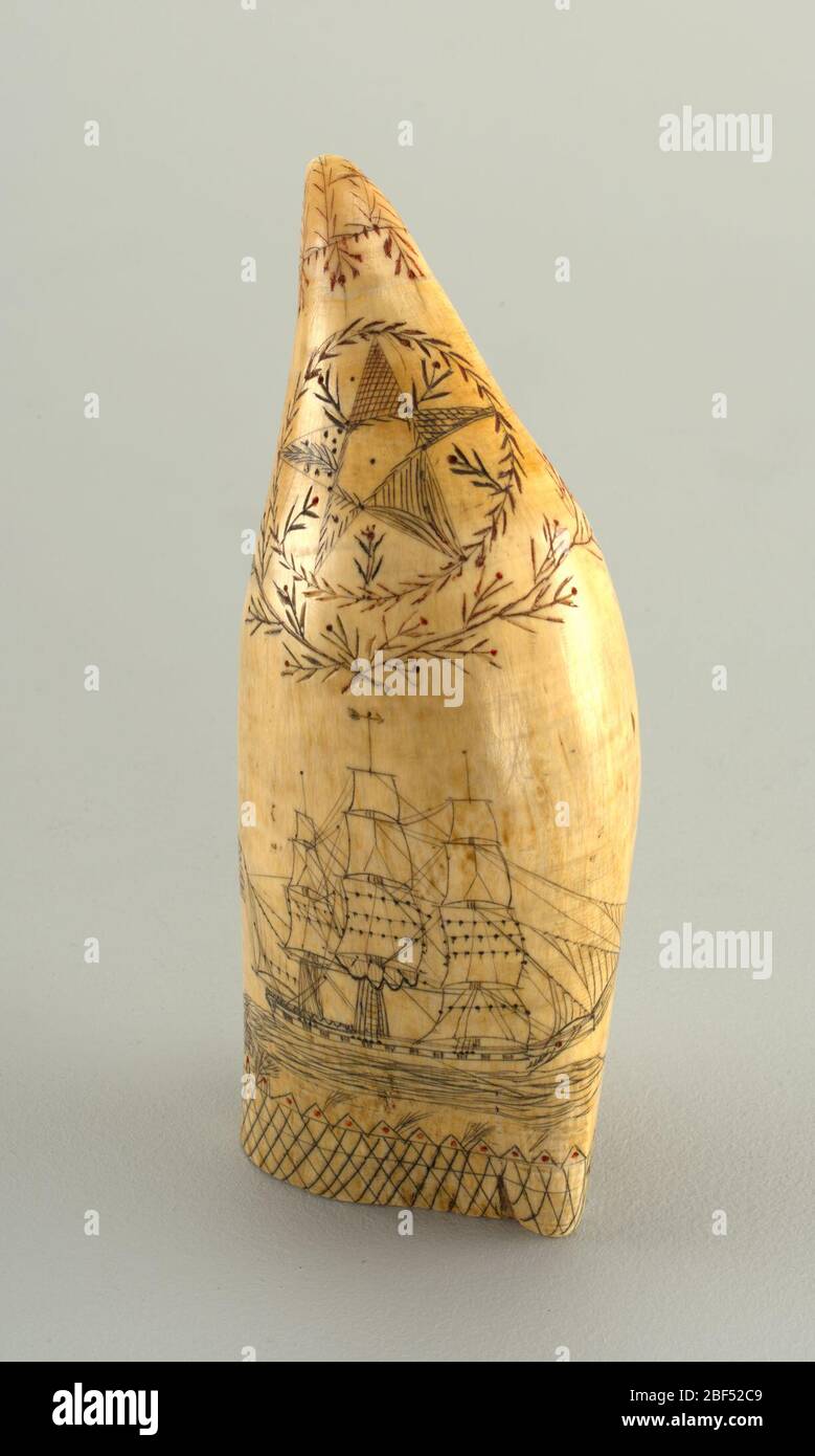 Scrimshaw. Il dente della balena incisa su un lato con la nave da Clipper che batte bandiera americana, tre piccoli edifici su un lato, grande stella a 5 punte e stregata sopra; sull'altro lato, un albero con frutta rossa. Foto Stock