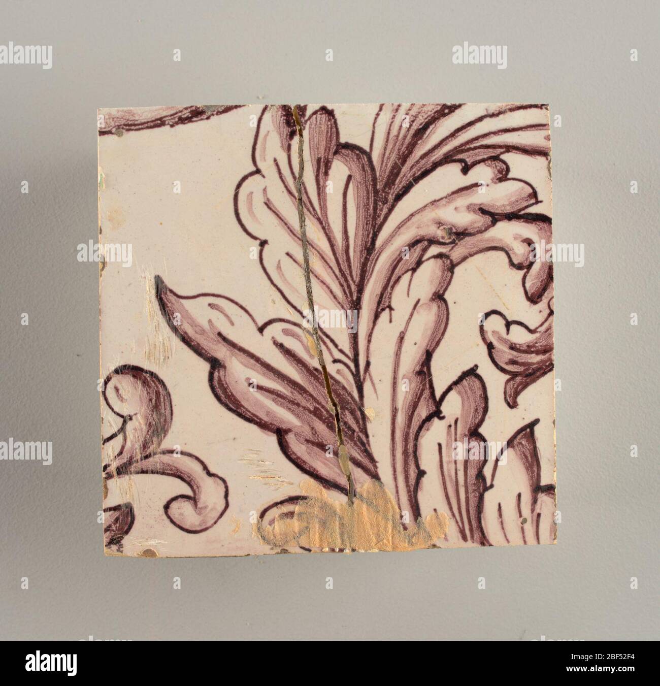 Parete di fronte. Rettangolo orizzontale. Trentasette piastrelle larghe e ventuno alte con apertura per porta o finestra diciannove e mezzo piastrelle alte e dodici larghe. A sinistra e a destra dell'apertura, sopra il tettuccio centrato. Sinistra, donna che rappresenta la speranza, destra, un urna scolpita. Foto Stock