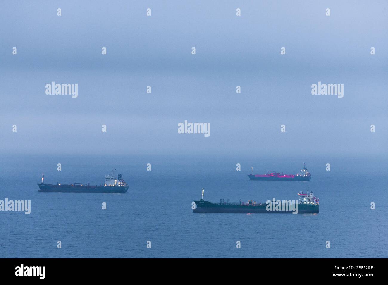 Fennells Bay, Cork, Irlanda. 17 aprile 2020. Le petroliere, Corrib Fisher, Thun Glory e Maingas si trovano all'ancora al largo di Fennells Bay, mentre aspettano il loro turno per scartare il loro carico alla raffineria WhiteGate ad Aghada, Co. Cork, Irlanda. - credito; David Creedon / Alamy Live News Foto Stock