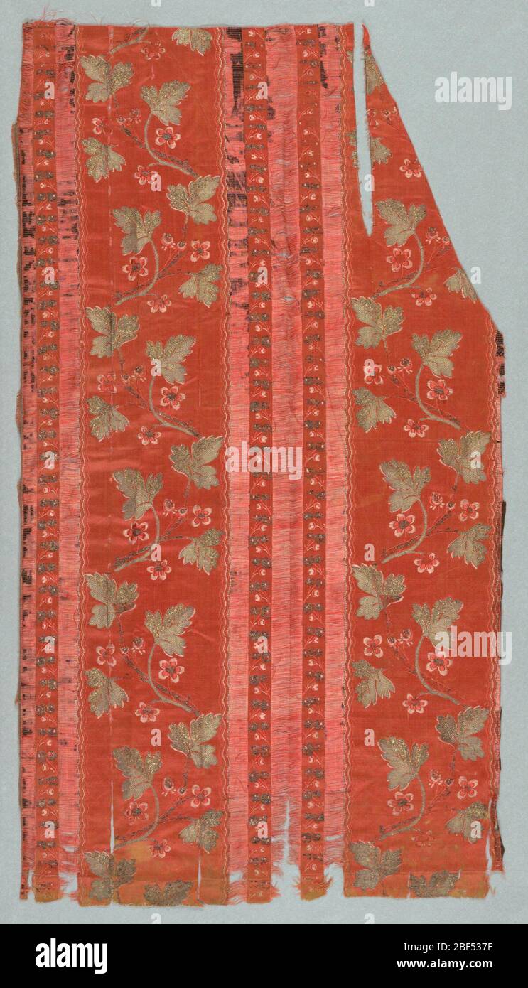 Frammento di bordo. Raso corallo rosa profondo con serpentine di foglie dorate d'argento, piccoli fiori rosa e corallo; decollato da ampie strisce verticali di corallo scuro con strisce di guardia a motivi di ciliegia. Foto Stock