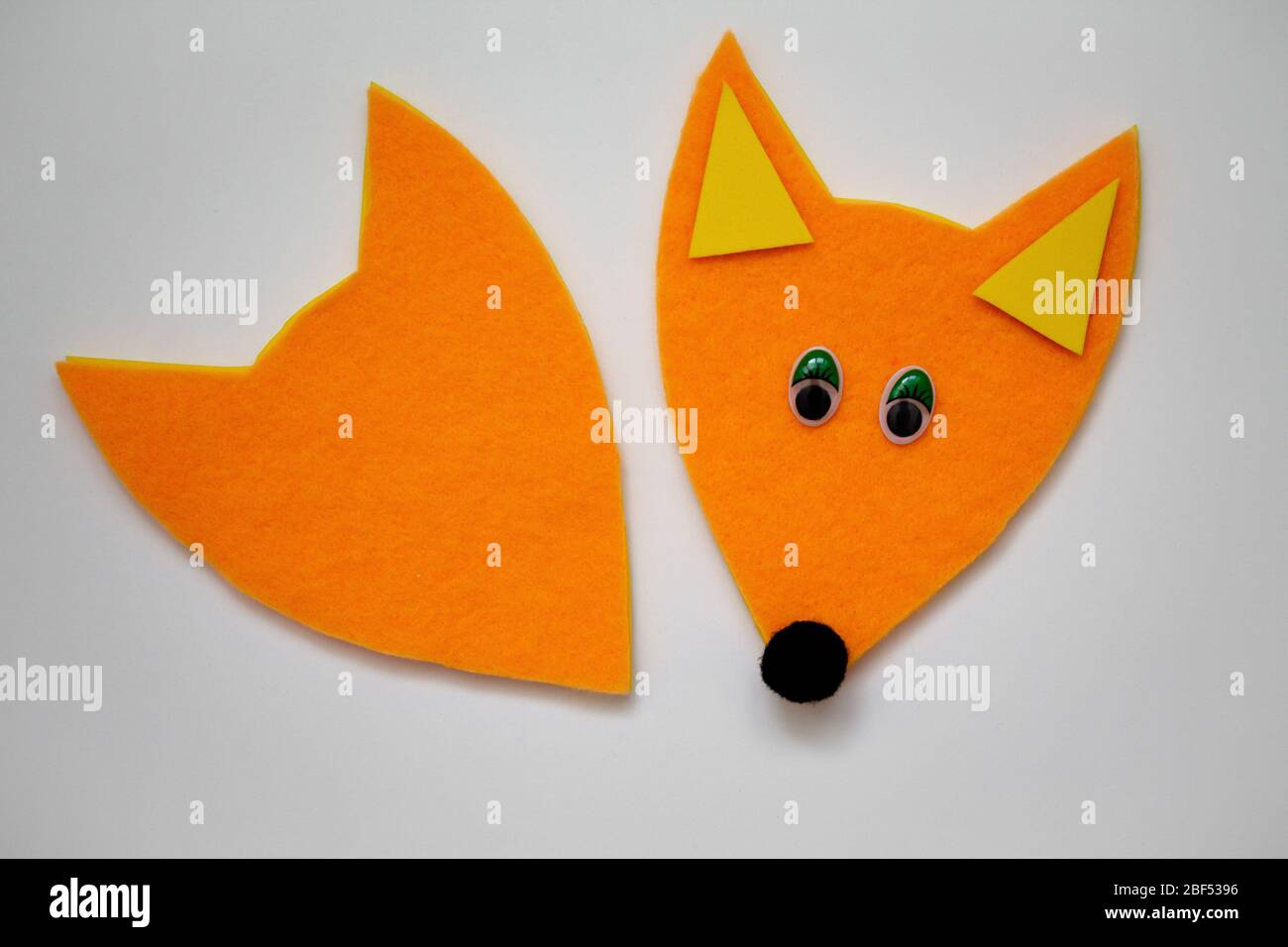 Carino felt fox fai da te passo dopo passo tutorial. Lavorazione di borsetta o cucito giocattolo fatta a mano. Animale selvatico arancione con occhi verdi e orecchie di foamiran gialle. Facile da usare per i bambini Foto Stock