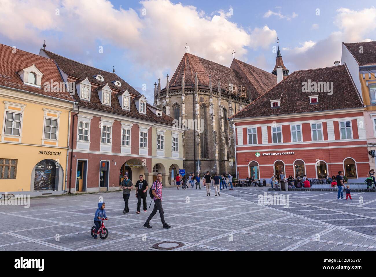 La cosiddetta Chiesa Nera vista da Piata Sfatului - Piazza del Consiglio a Brasov, il centro amministrativo della contea di Brasov, Romania Foto Stock