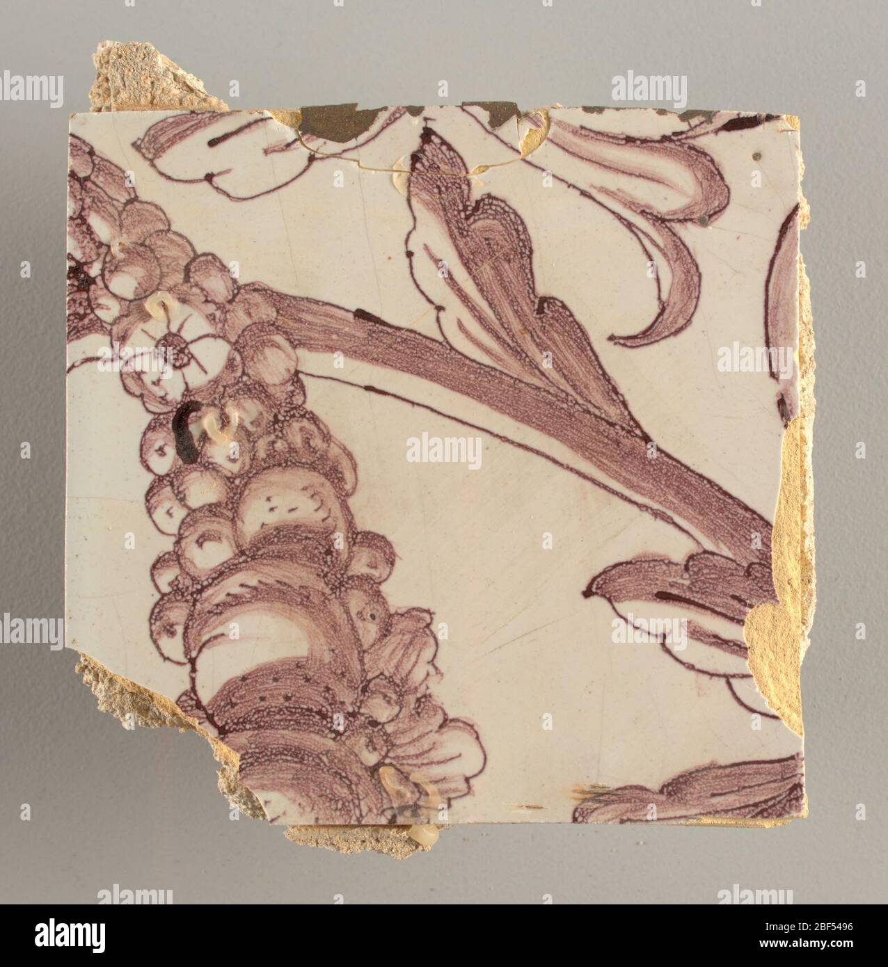 Parete di fronte. Rettangolo orizzontale. Trentasette piastrelle larghe e ventuno alte con apertura per porta o finestra diciannove e mezzo piastrelle alte e dodici larghe. A sinistra e a destra dell'apertura, sopra il tettuccio centrato. Sinistra, donna che rappresenta la speranza, destra, un urna scolpita. Foto Stock