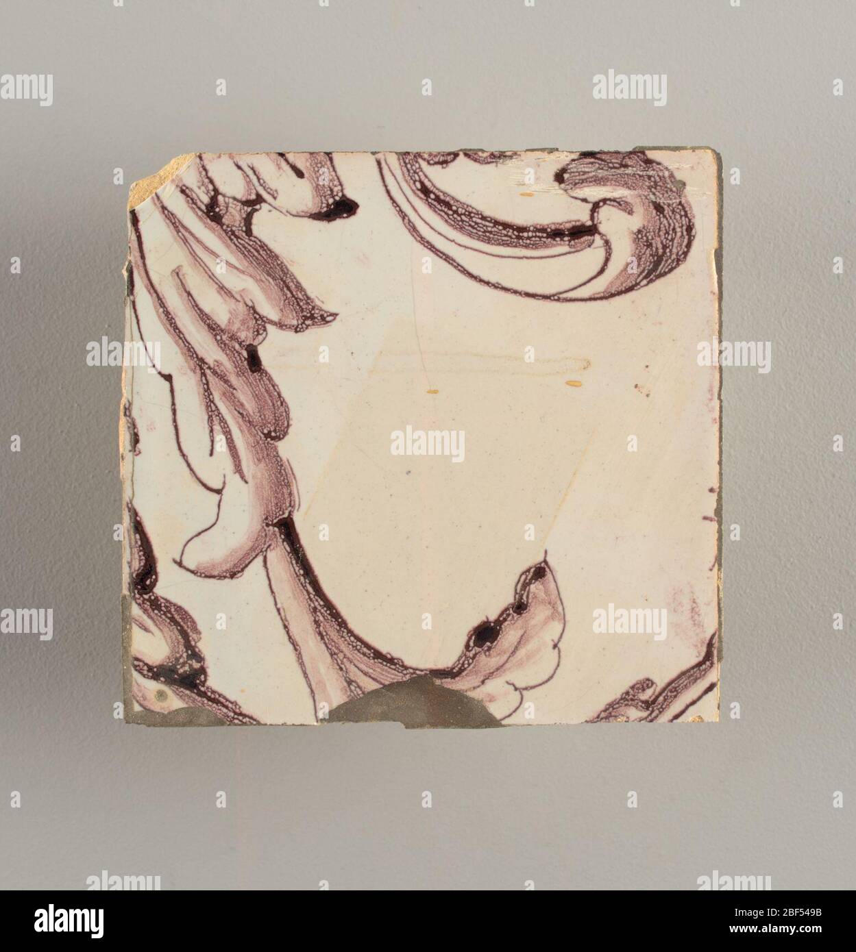 Parete di fronte. Rettangolo orizzontale. Trentasette piastrelle larghe e ventuno alte con apertura per porta o finestra diciannove e mezzo piastrelle alte e dodici larghe. A sinistra e a destra dell'apertura, sopra il tettuccio centrato. Sinistra, donna che rappresenta la speranza, destra, un urna scolpita. Foto Stock