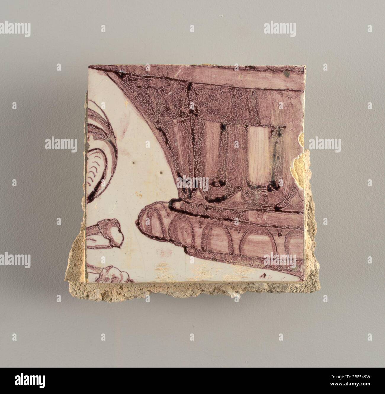 Parete di fronte. Rettangolo orizzontale. Trentasette piastrelle larghe e ventuno alte con apertura per porta o finestra diciannove e mezzo piastrelle alte e dodici larghe. A sinistra e a destra dell'apertura, sopra il tettuccio centrato. Sinistra, donna che rappresenta la speranza, destra, un urna scolpita. Foto Stock