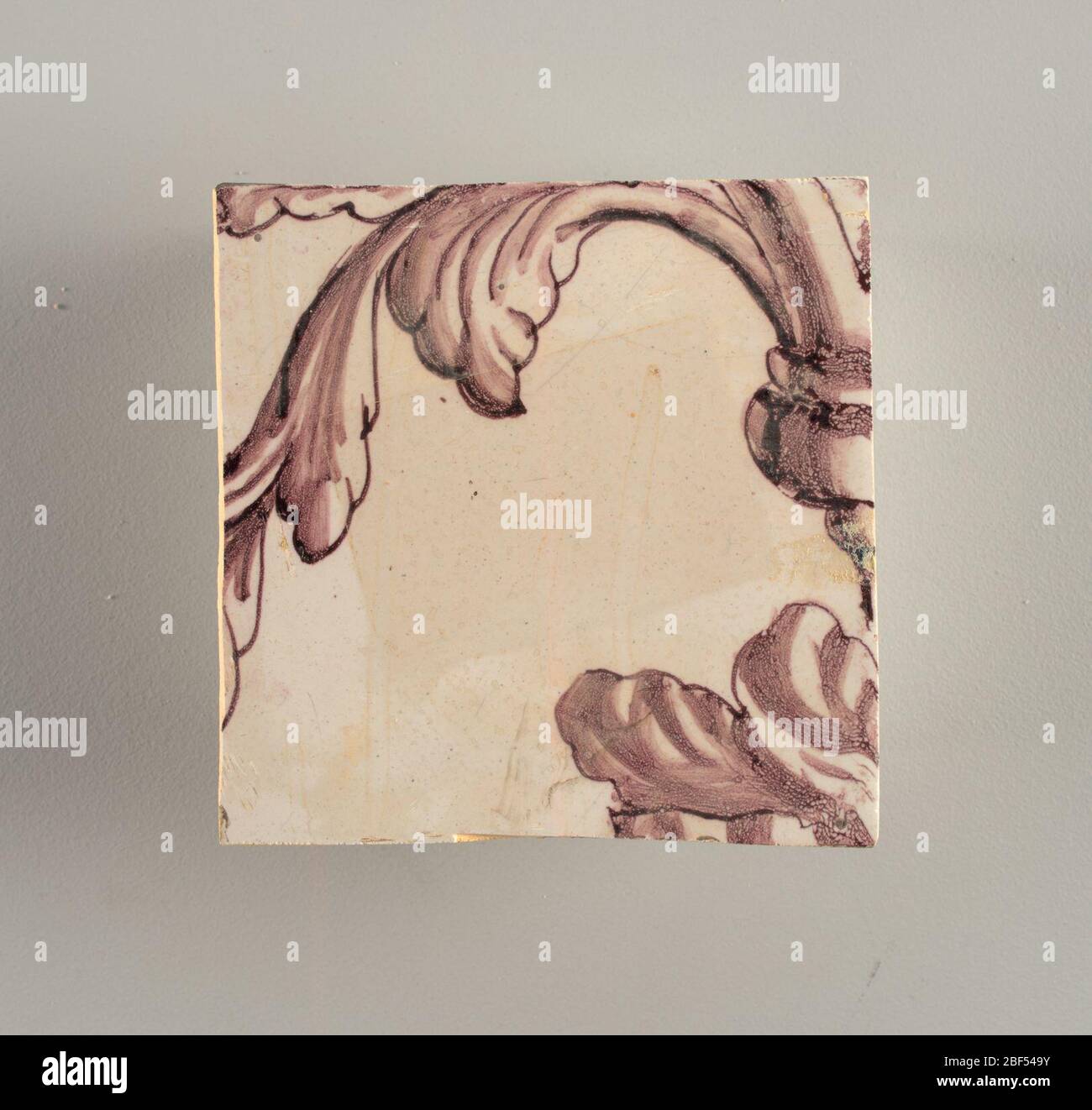 Parete di fronte. Rettangolo orizzontale. Trentasette piastrelle larghe e ventuno alte con apertura per porta o finestra diciannove e mezzo piastrelle alte e dodici larghe. A sinistra e a destra dell'apertura, sopra il tettuccio centrato. Sinistra, donna che rappresenta la speranza, destra, un urna scolpita. Foto Stock