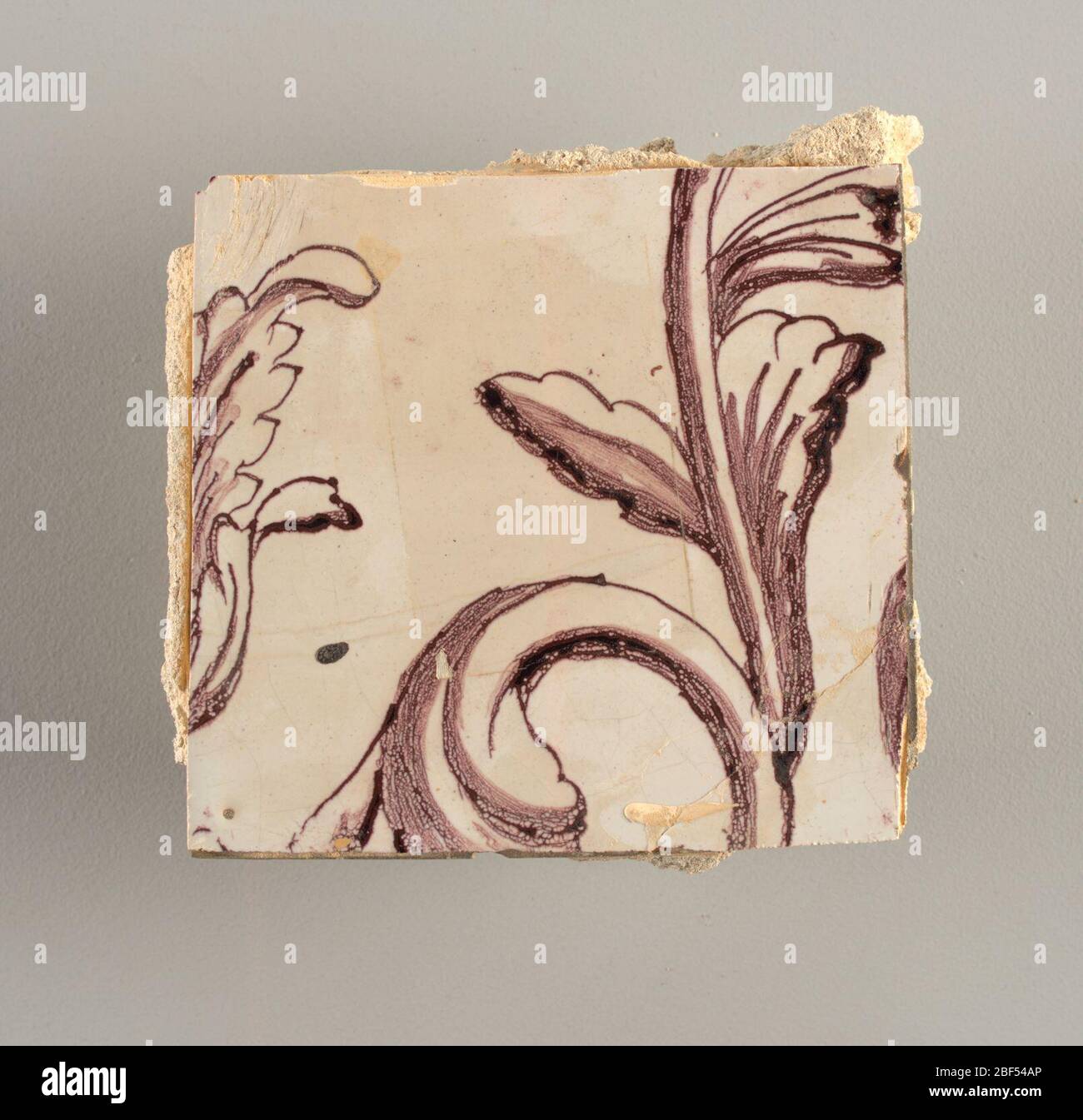 Parete di fronte. Rettangolo orizzontale. Trentasette piastrelle larghe e ventuno alte con apertura per porta o finestra diciannove e mezzo piastrelle alte e dodici larghe. A sinistra e a destra dell'apertura, sopra il tettuccio centrato. Sinistra, donna che rappresenta la speranza, destra, un urna scolpita. Foto Stock