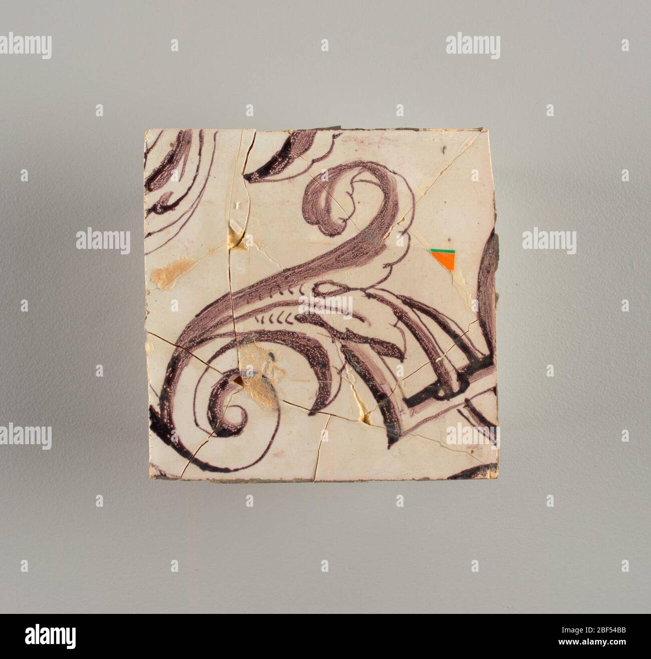 Parete di fronte. Rettangolo orizzontale. Trentasette piastrelle larghe e ventuno alte con apertura per porta o finestra diciannove e mezzo piastrelle alte e dodici larghe. A sinistra e a destra dell'apertura, sopra il tettuccio centrato. Sinistra, donna che rappresenta la speranza, destra, un urna scolpita. Foto Stock