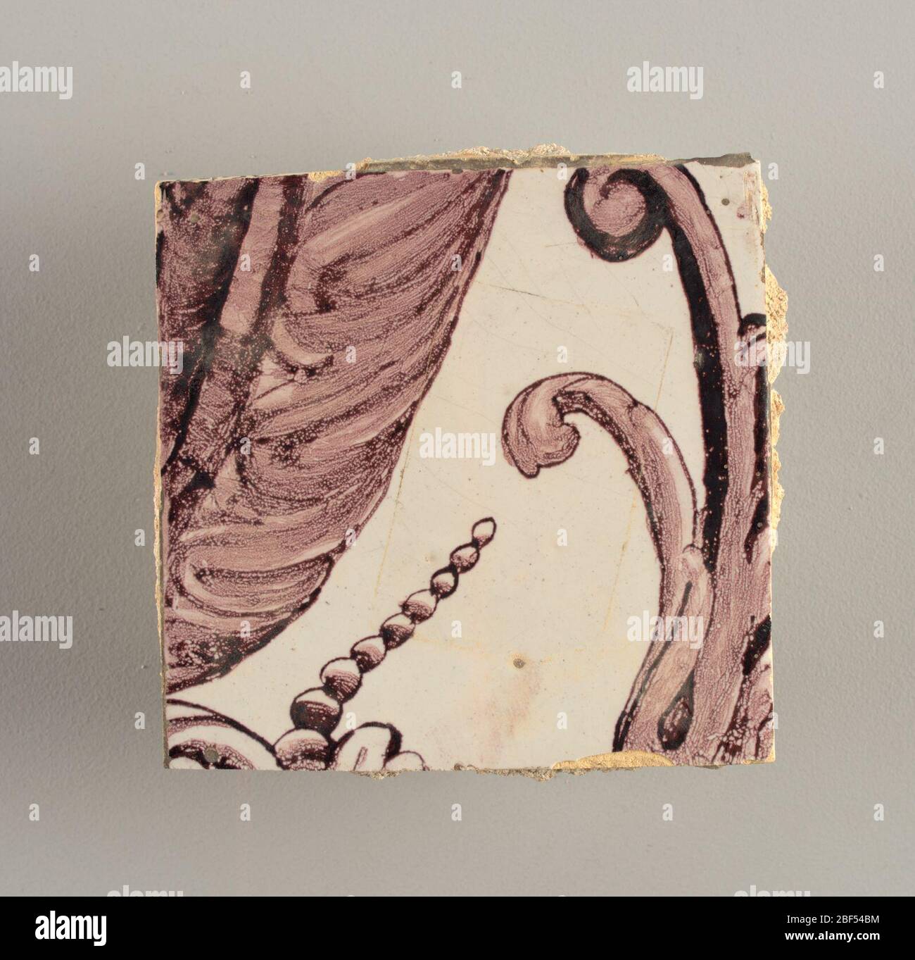 Parete di fronte. Rettangolo orizzontale. Trentasette piastrelle larghe e ventuno alte con apertura per porta o finestra diciannove e mezzo piastrelle alte e dodici larghe. A sinistra e a destra dell'apertura, sopra il tettuccio centrato. Sinistra, donna che rappresenta la speranza, destra, un urna scolpita. Foto Stock