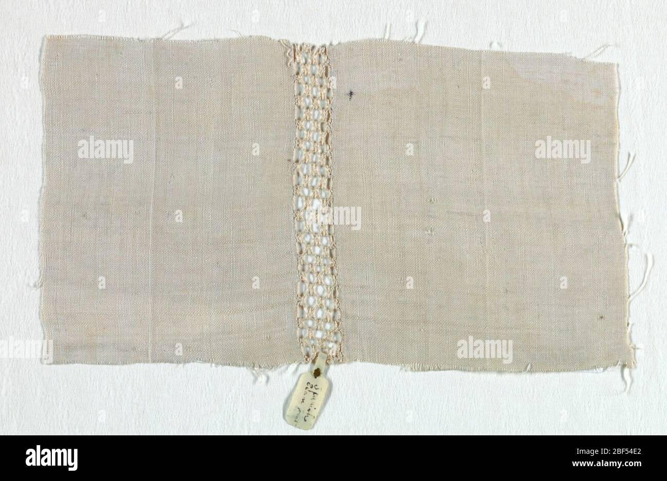 Giunto di giunzione. Frammento con interlacciatura dell'ago utilizzato come giunzione di giunzione tra due pezzi di tessuto di lino. Foto Stock